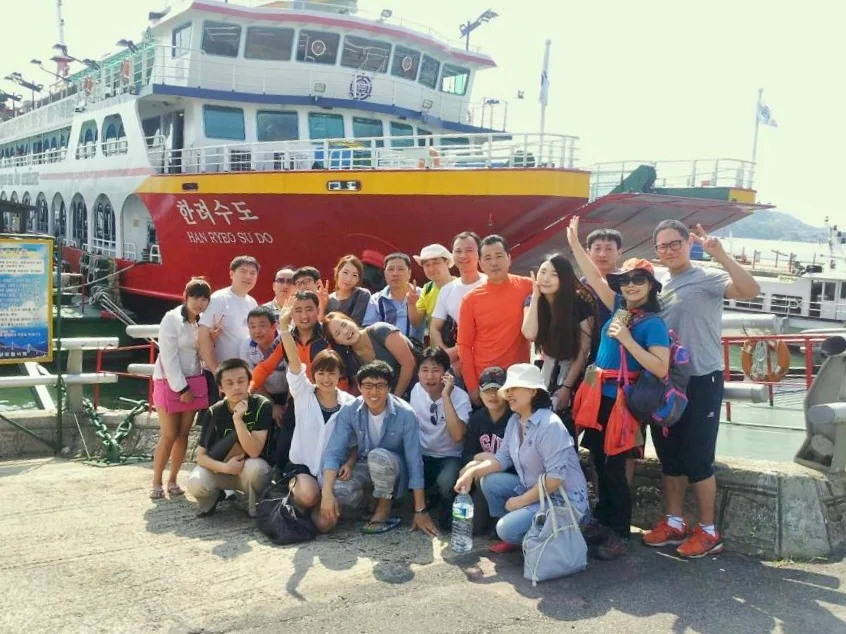 2013년 전 직원 야유회 — 한려수도 유람선 앞 단체 사진